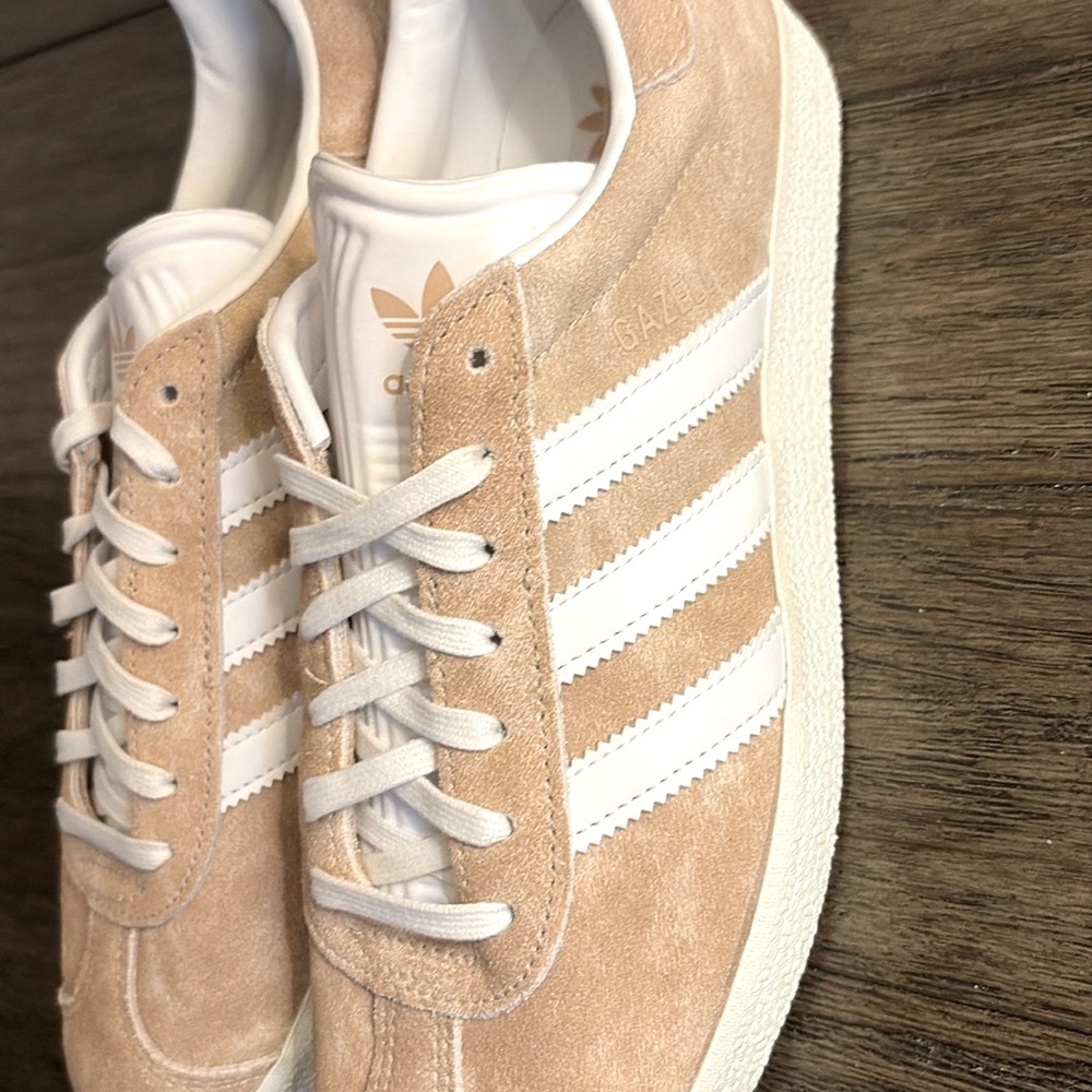 NEW [Adidas] Gazelle Suede Sneakers Shoes Beige/White Men’s 7.5 / Women’s 8.5 - Picture 8 of 13